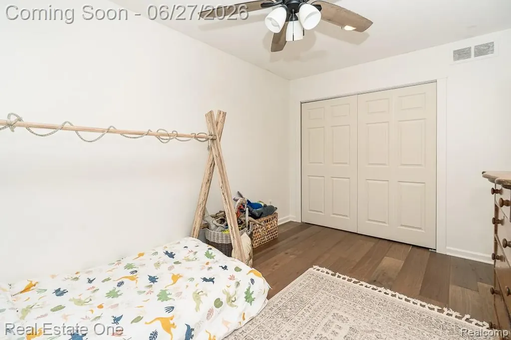 1222 Kings Cove Court Rochester Hills City MI 48306