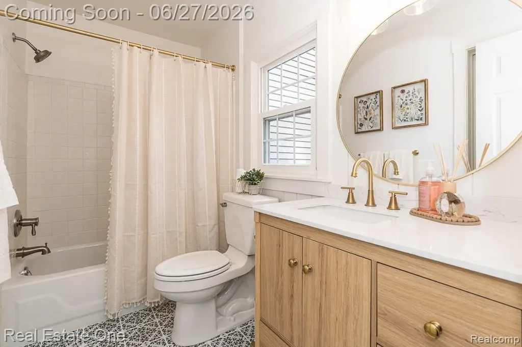 1222 Kings Cove Court Rochester Hills City MI 48306