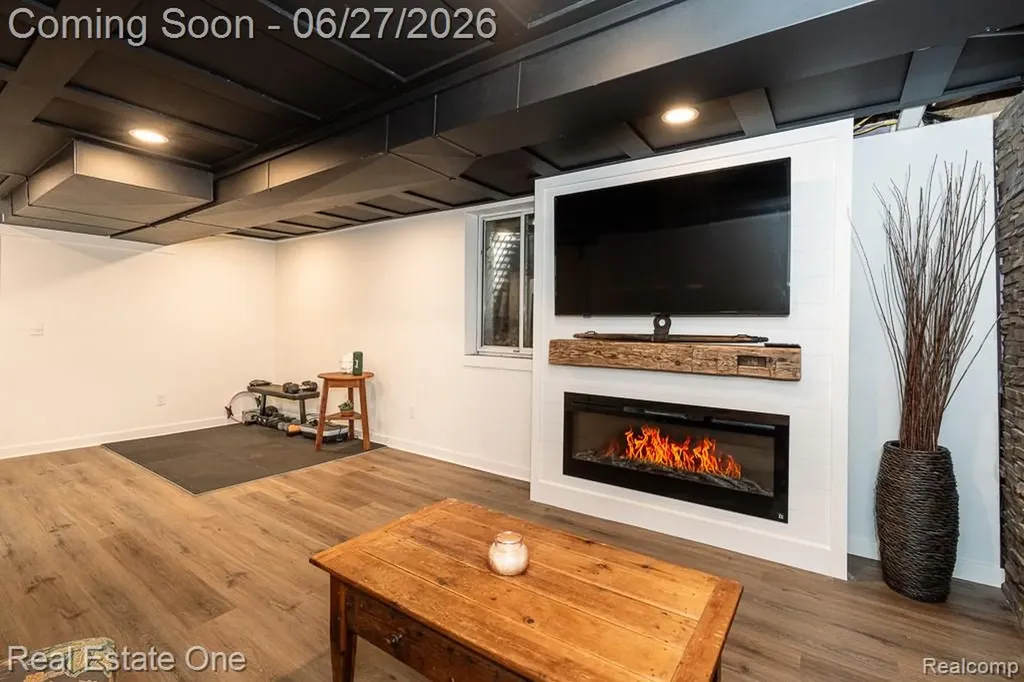 1222 Kings Cove Court Rochester Hills City MI 48306