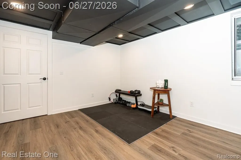 1222 Kings Cove Court Rochester Hills City MI 48306