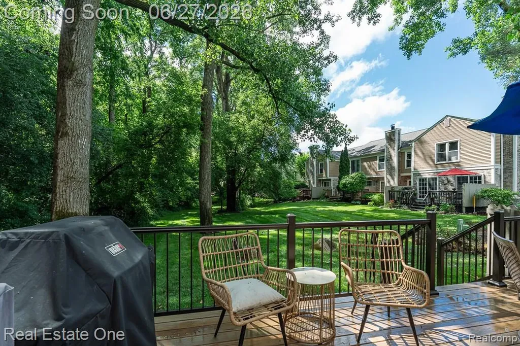1222 Kings Cove Court Rochester Hills City MI 48306