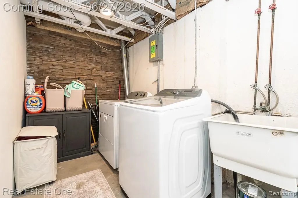 1222 Kings Cove Court Rochester Hills City MI 48306