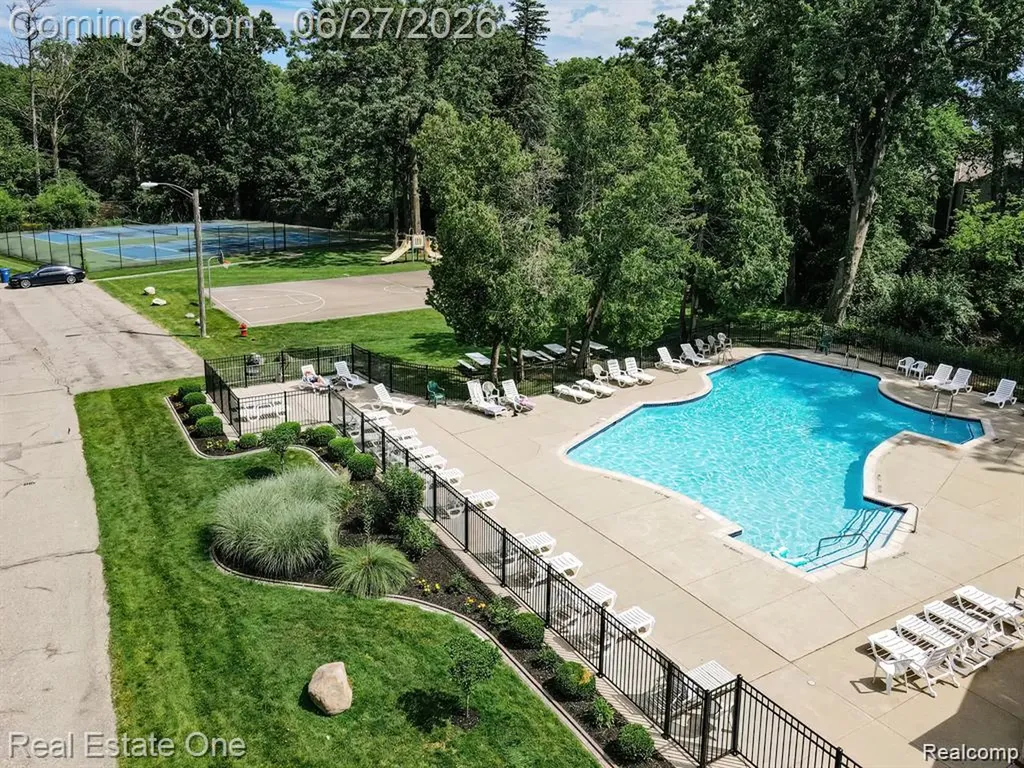 1222 Kings Cove Court Rochester Hills City MI 48306