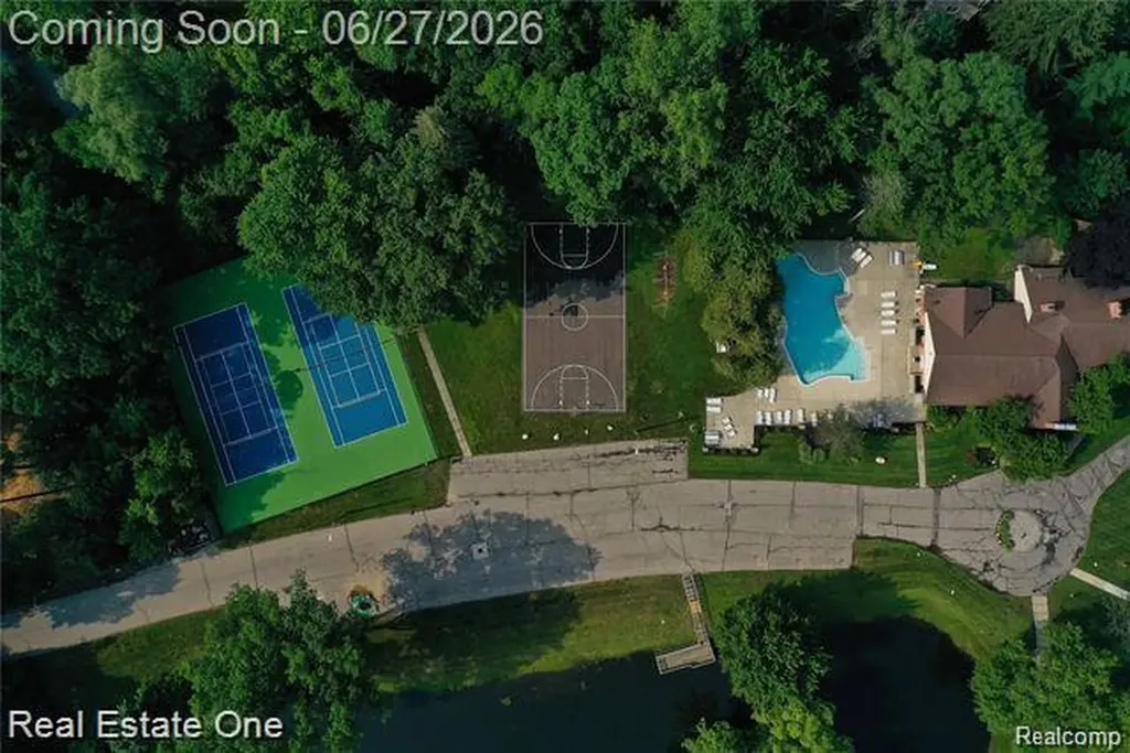 1222 Kings Cove Court Rochester Hills City MI 48306