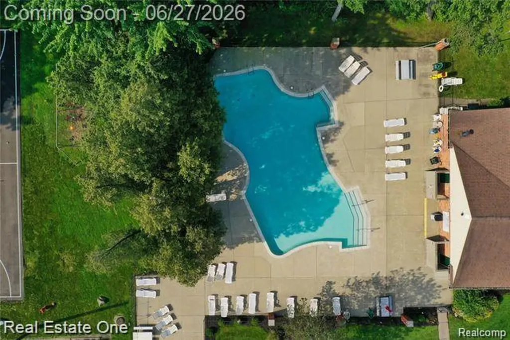 1222 Kings Cove Court Rochester Hills City MI 48306