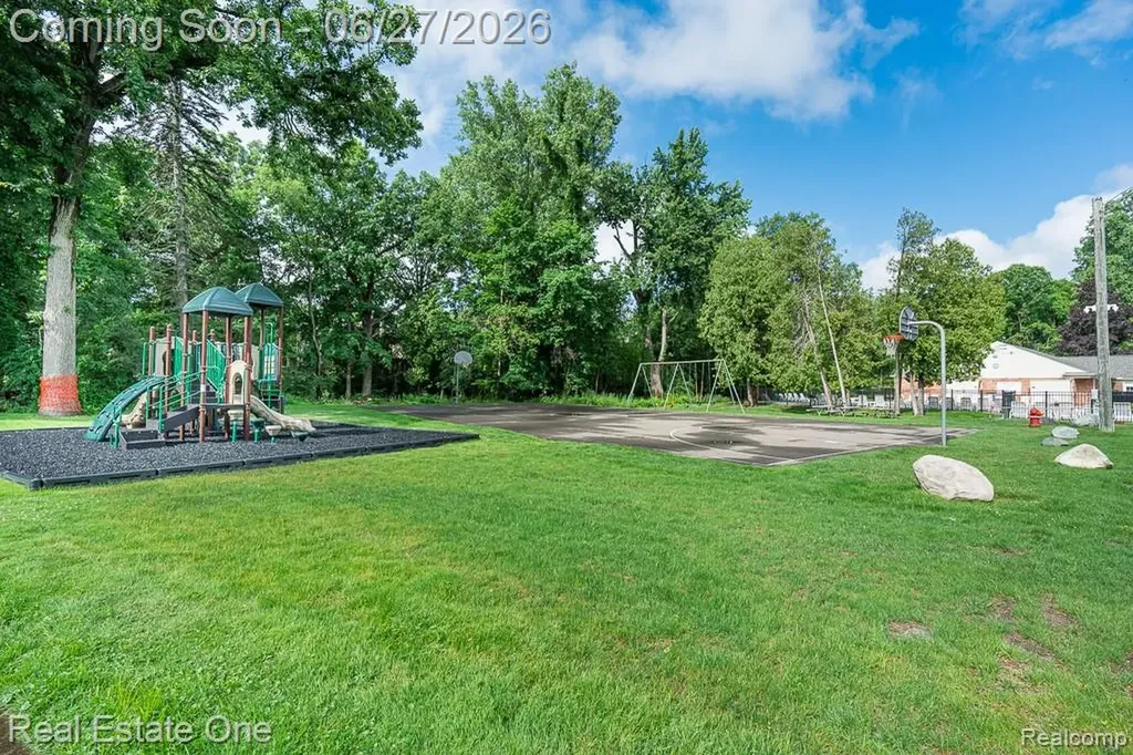 1222 Kings Cove Court Rochester Hills City MI 48306