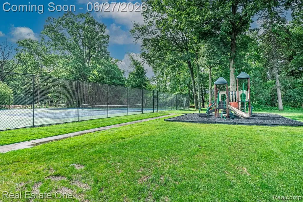 1222 Kings Cove Court Rochester Hills City MI 48306