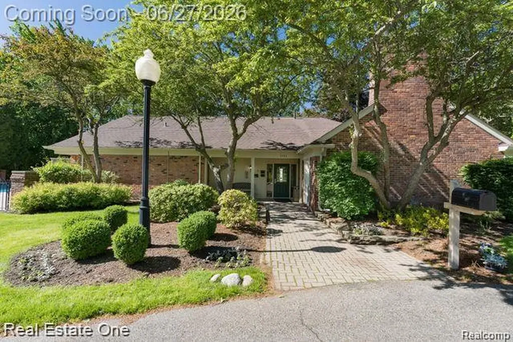 1222 Kings Cove Court Rochester Hills City MI 48306