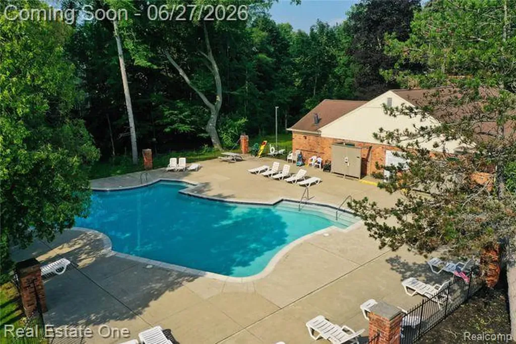 1222 Kings Cove Court Rochester Hills City MI 48306