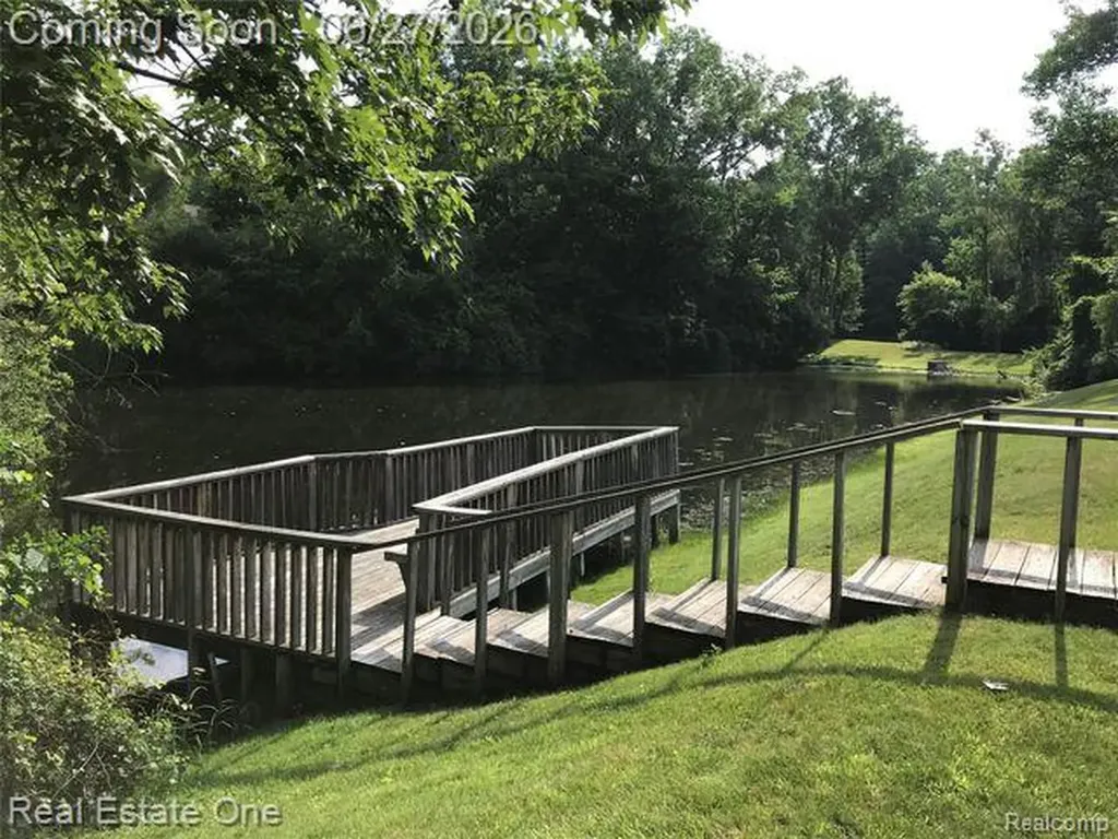 1222 Kings Cove Court Rochester Hills City MI 48306