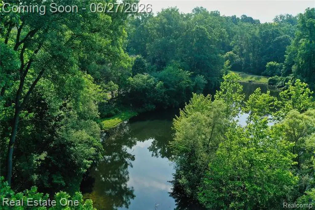 1222 Kings Cove Court Rochester Hills City MI 48306