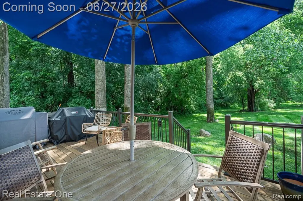 1222 Kings Cove Court Rochester Hills City MI 48306
