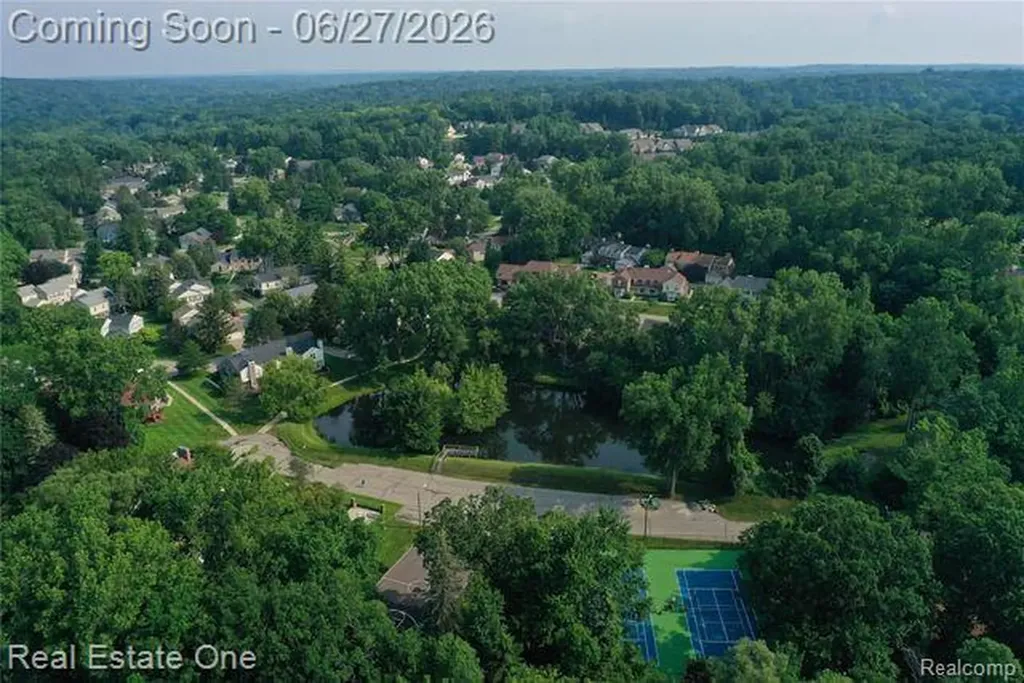 1222 Kings Cove Court Rochester Hills City MI 48306
