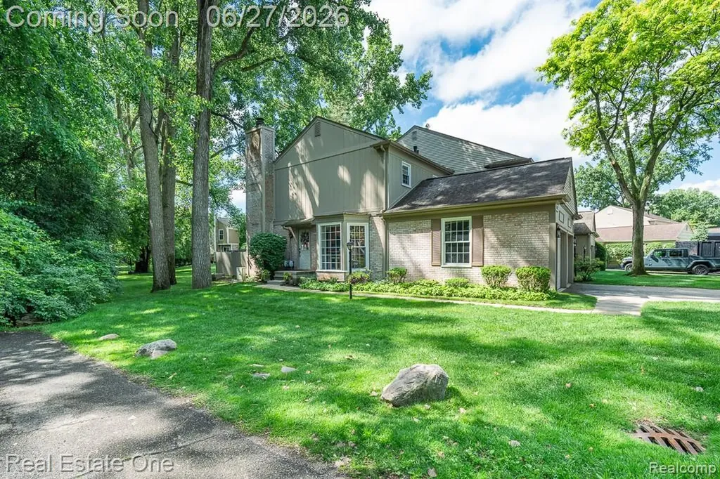 1222 Kings Cove Court Rochester Hills City MI 48306