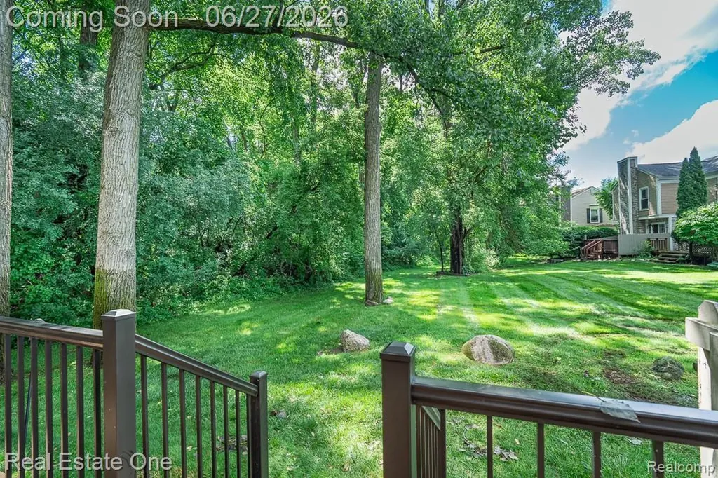 1222 Kings Cove Court Rochester Hills City MI 48306
