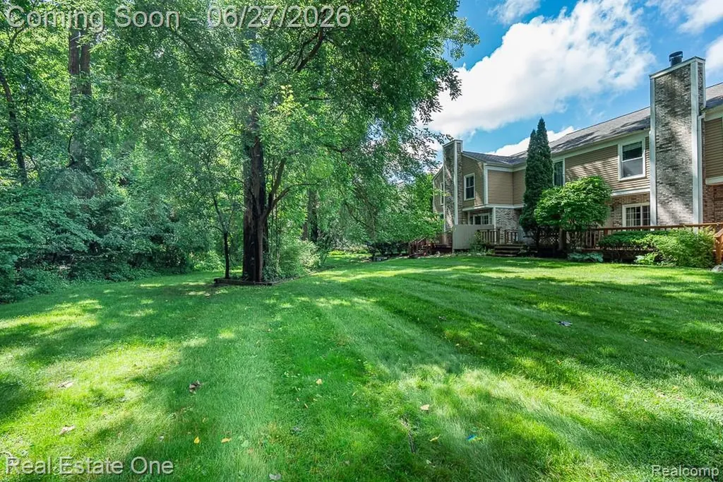 1222 Kings Cove Court Rochester Hills City MI 48306