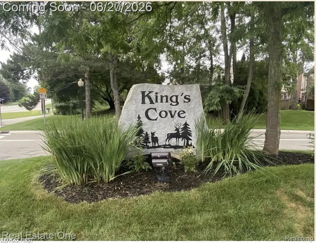 1222 Kings Cove Court Rochester Hills City MI 48306