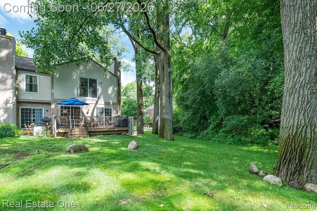 1222 Kings Cove Court Rochester Hills City MI 48306