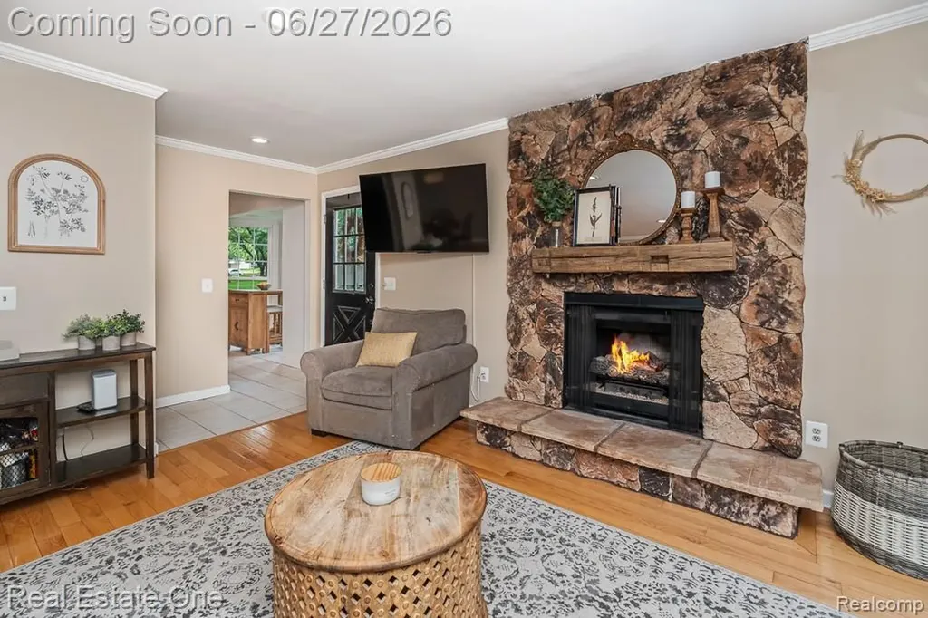 1222 Kings Cove Court Rochester Hills City MI 48306