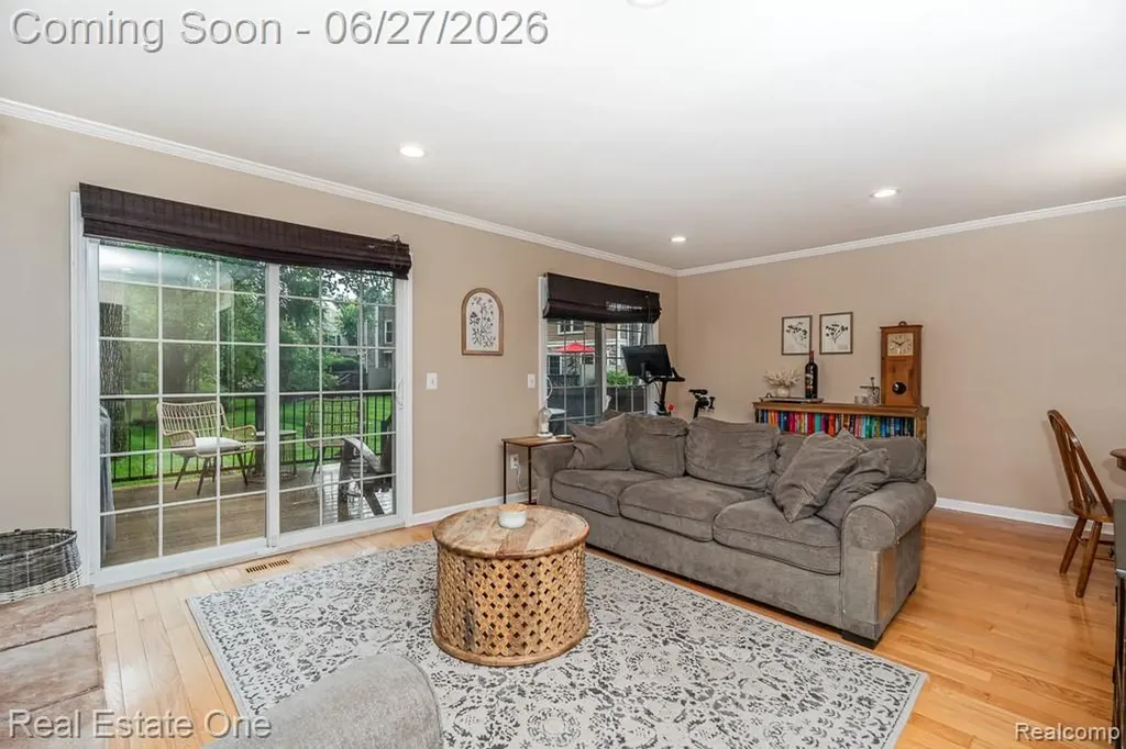 1222 Kings Cove Court Rochester Hills City MI 48306