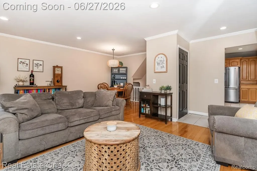 1222 Kings Cove Court Rochester Hills City MI 48306