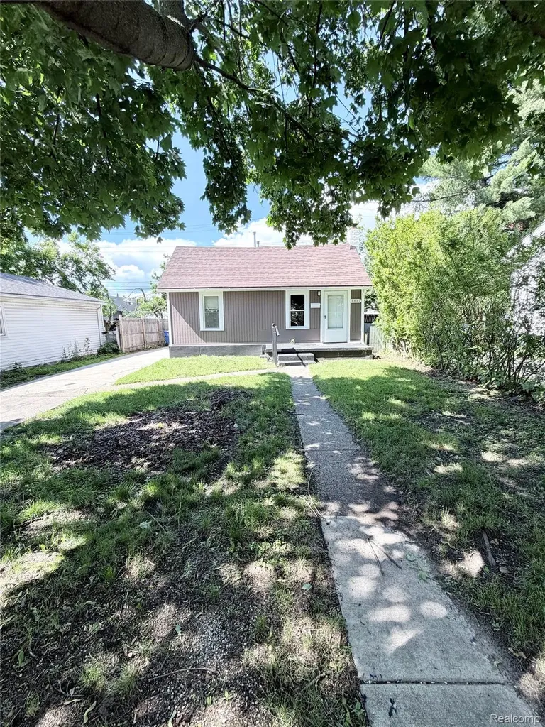 8661 Dodge Avenue Warren City MI 48089