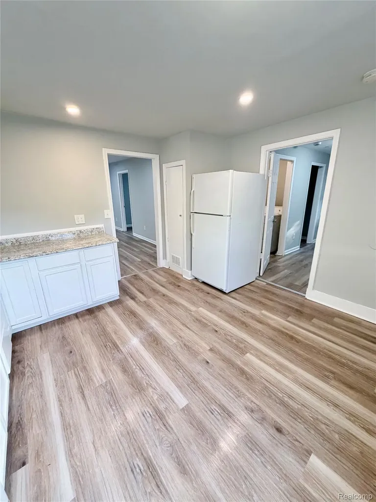8661 Dodge Avenue Warren City MI 48089