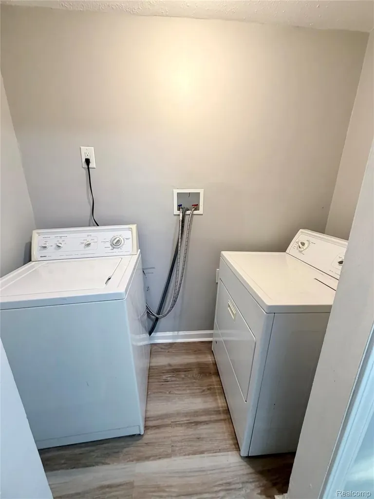 8661 Dodge Avenue Warren City MI 48089