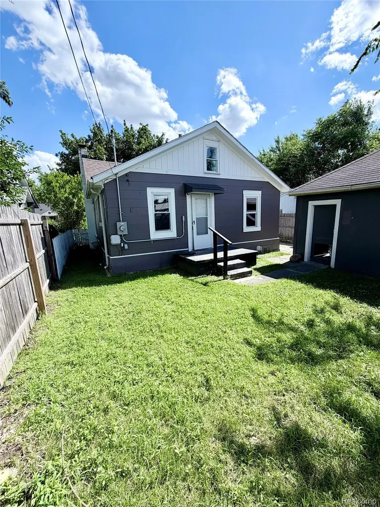 8661 Dodge Avenue Warren City MI 48089
