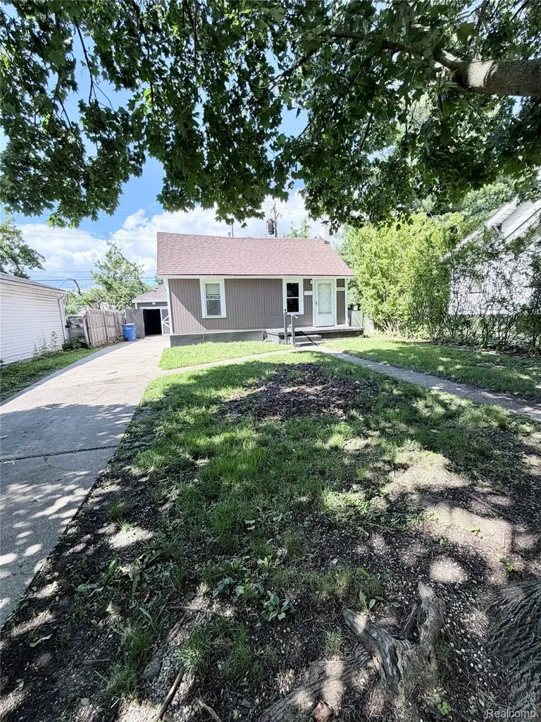 8661 Dodge Avenue Warren City MI 48089