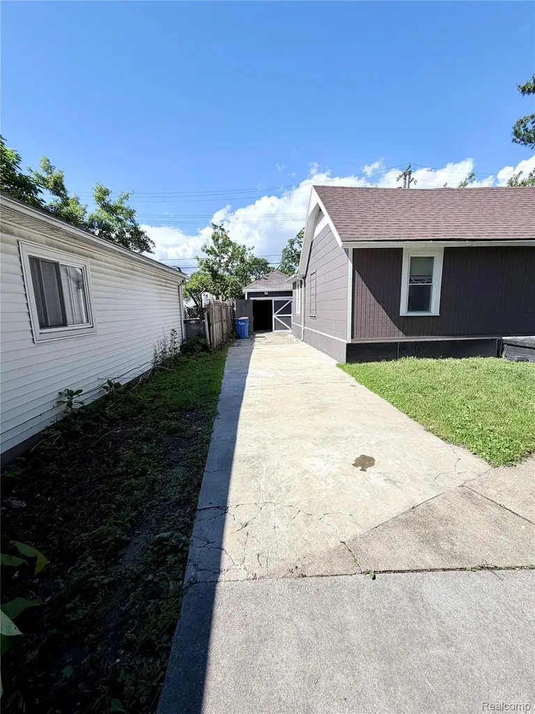 8661 Dodge Avenue Warren City MI 48089