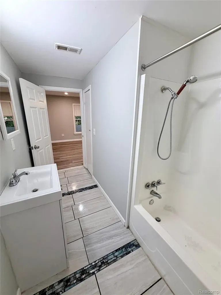 8661 Dodge Avenue Warren City MI 48089