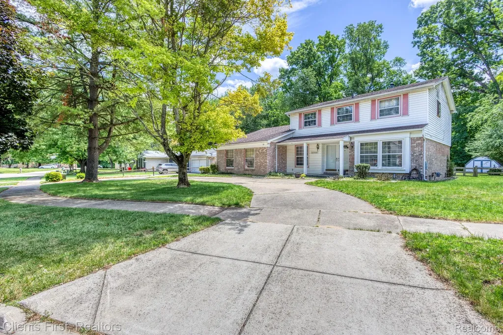 22999 Valley View Drive Southfield City MI 48033