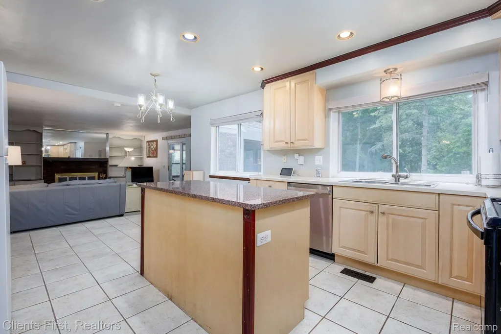 22999 Valley View Drive Southfield City MI 48033