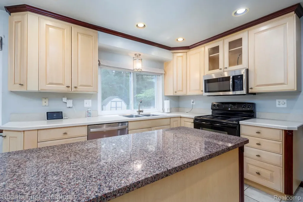 22999 Valley View Drive Southfield City MI 48033