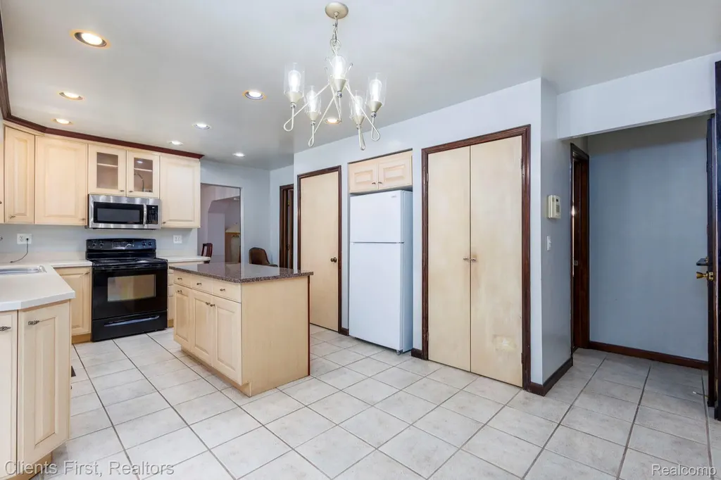 22999 Valley View Drive Southfield City MI 48033