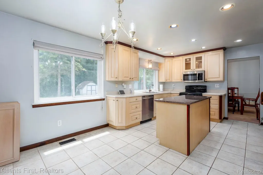22999 Valley View Drive Southfield City MI 48033