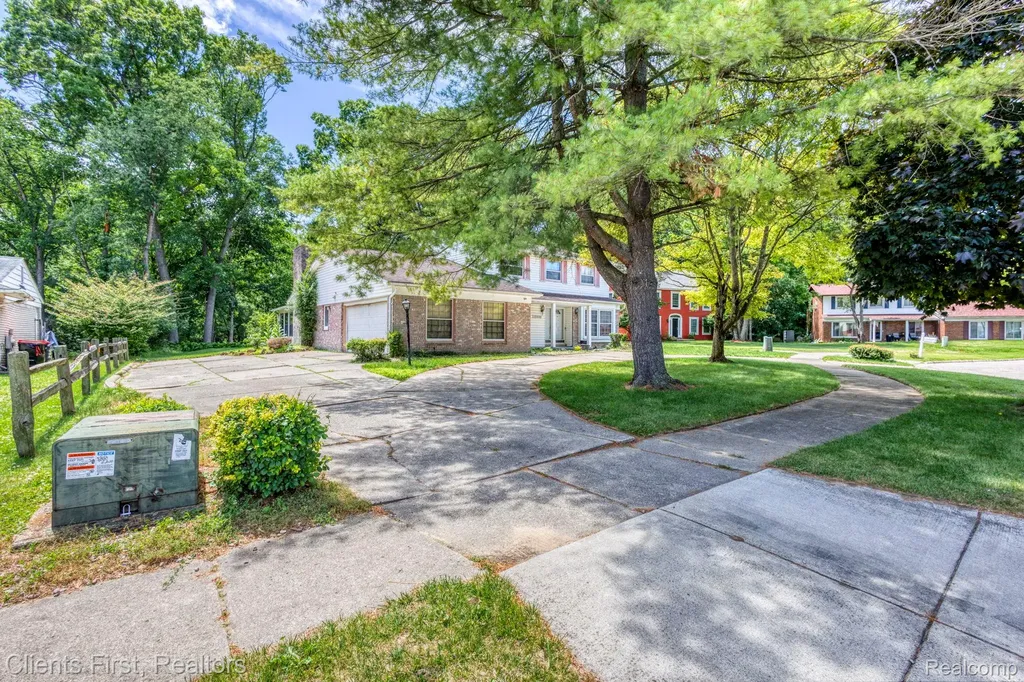 22999 Valley View Drive Southfield City MI 48033