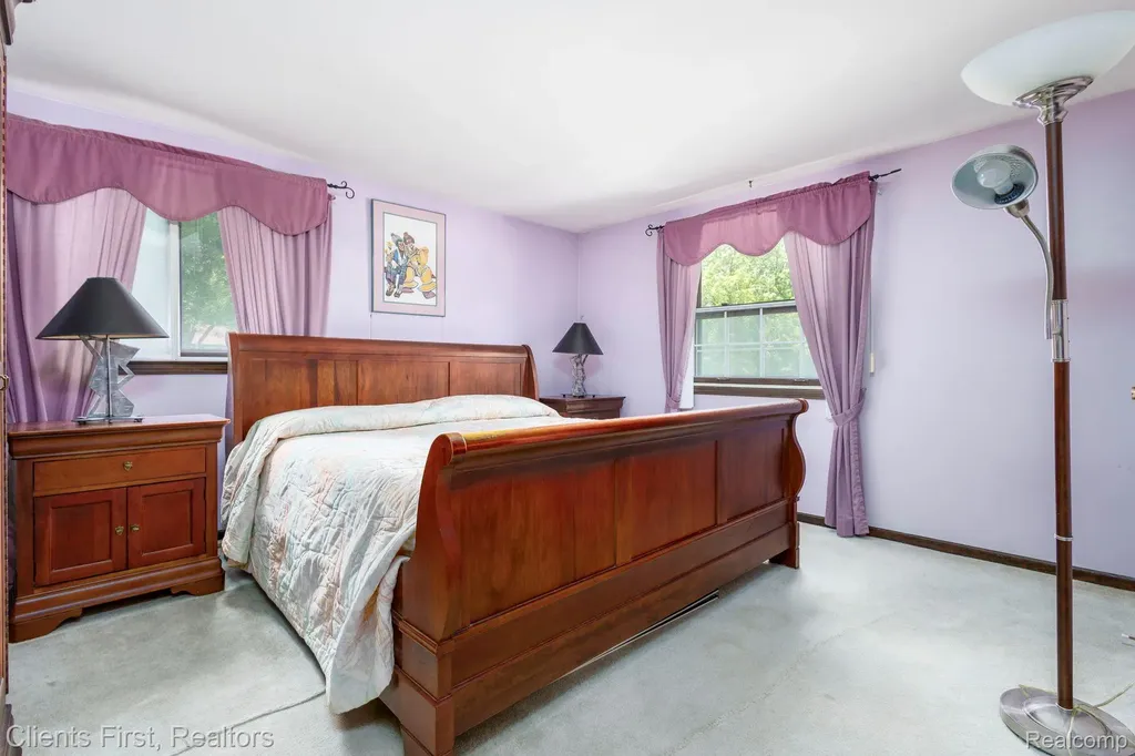22999 Valley View Drive Southfield City MI 48033