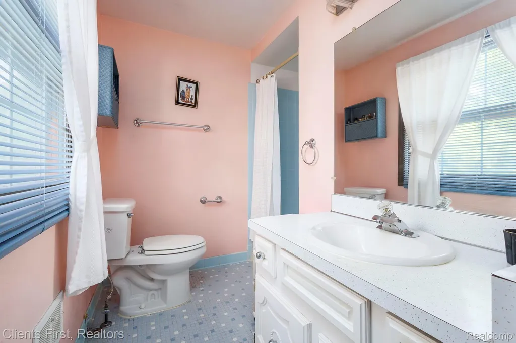 22999 Valley View Drive Southfield City MI 48033