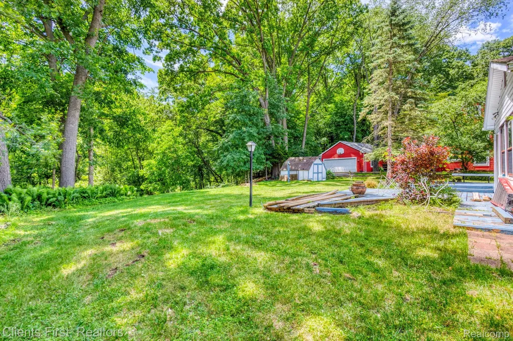 22999 Valley View Drive Southfield City MI 48033
