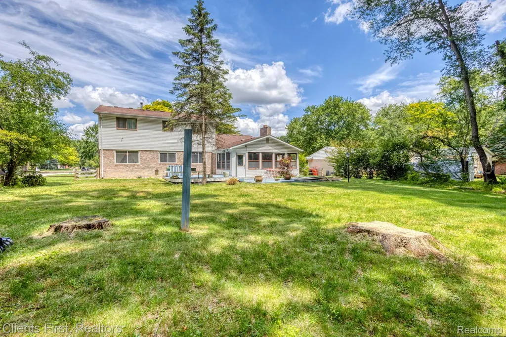 22999 Valley View Drive Southfield City MI 48033