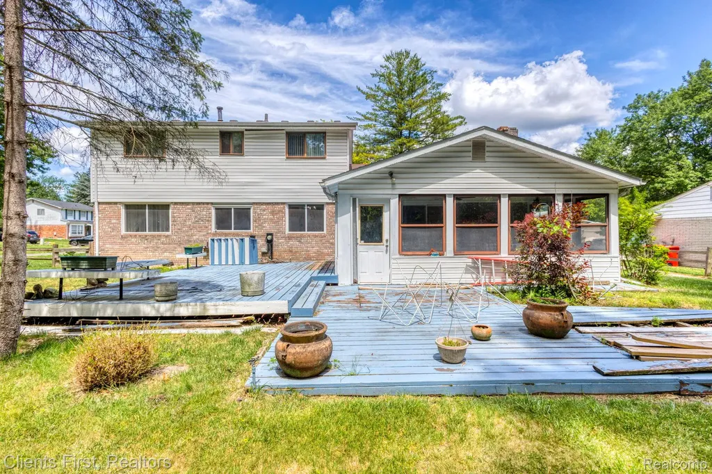 22999 Valley View Drive Southfield City MI 48033