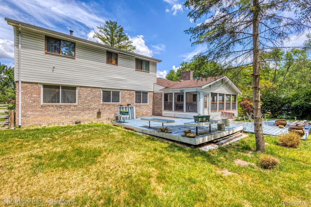 22999 Valley View Drive Southfield City MI 48033