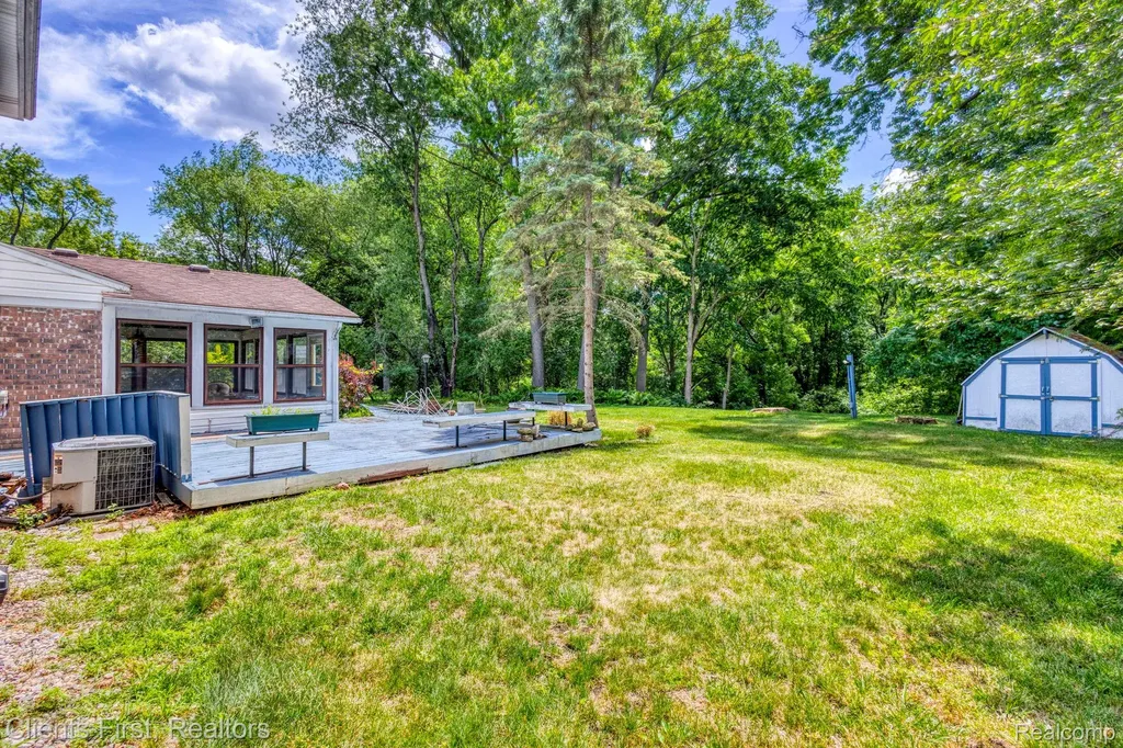 22999 Valley View Drive Southfield City MI 48033