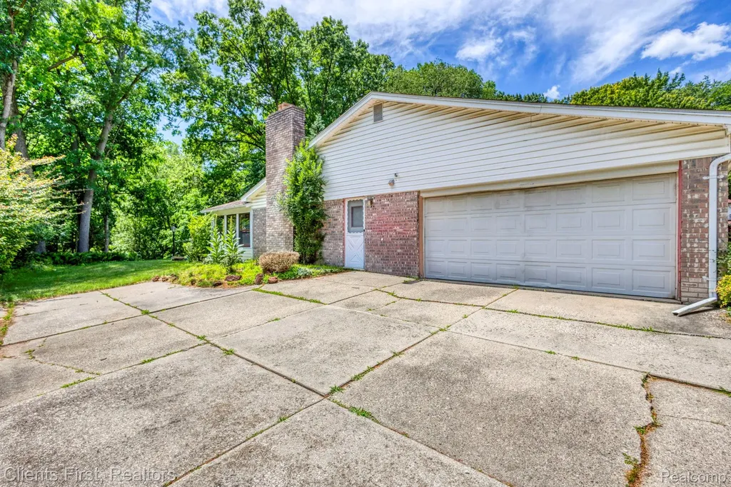22999 Valley View Drive Southfield City MI 48033