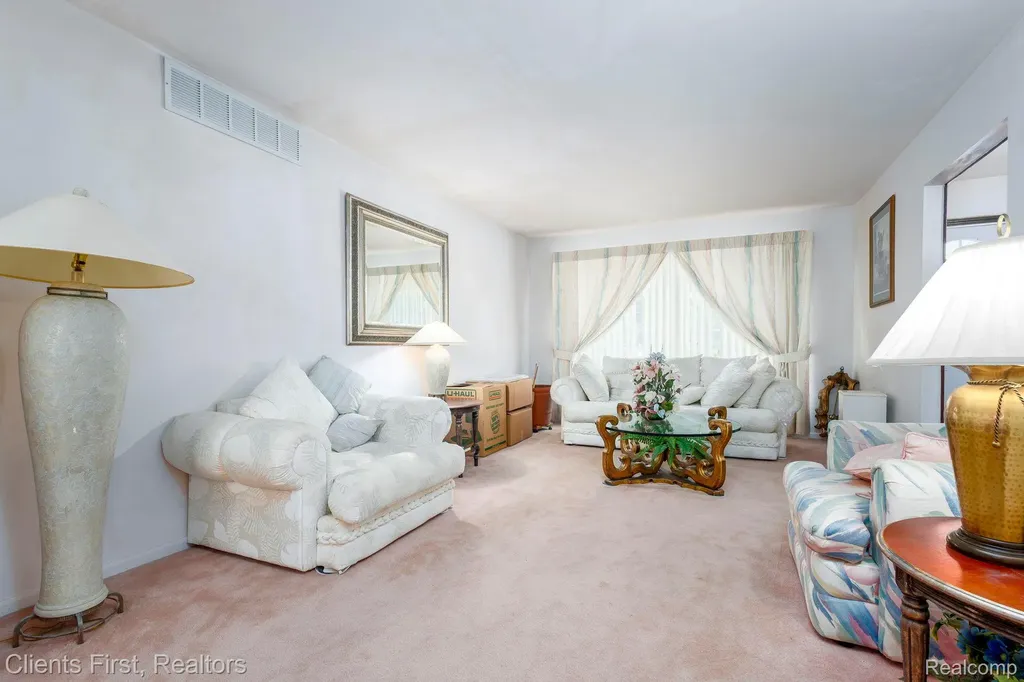 22999 Valley View Drive Southfield City MI 48033