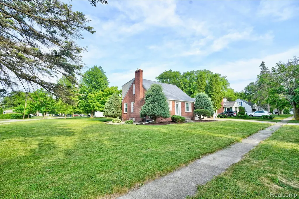 403 S Davison Street Davison City MI 48423