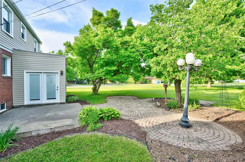 403 S Davison Street Davison City MI 48423