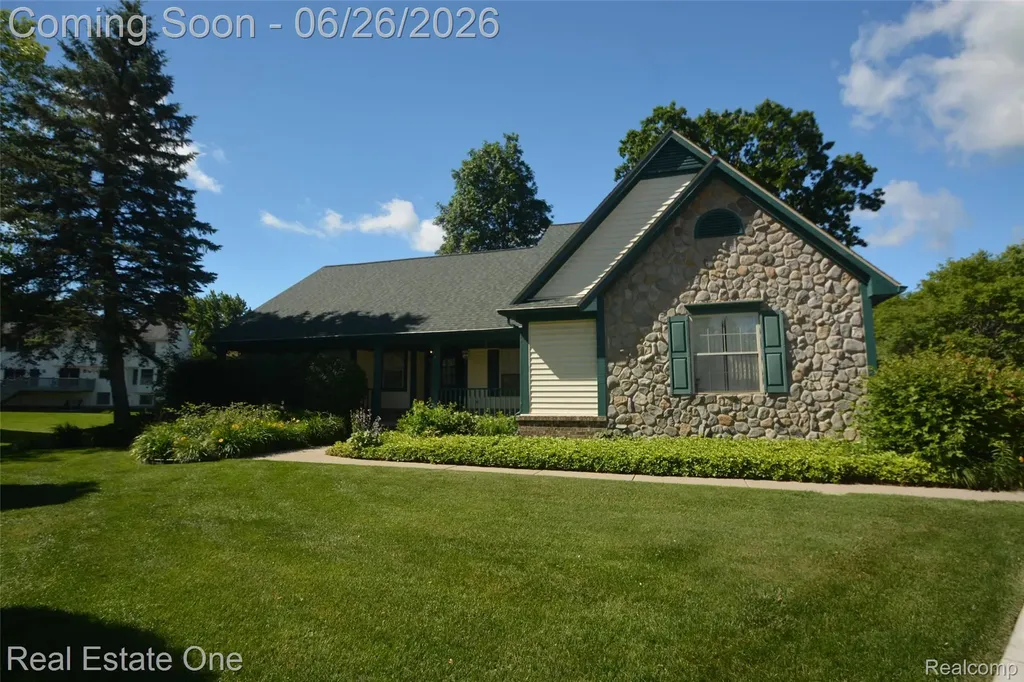 2140 W View Court Lake Orion Village MI 48360